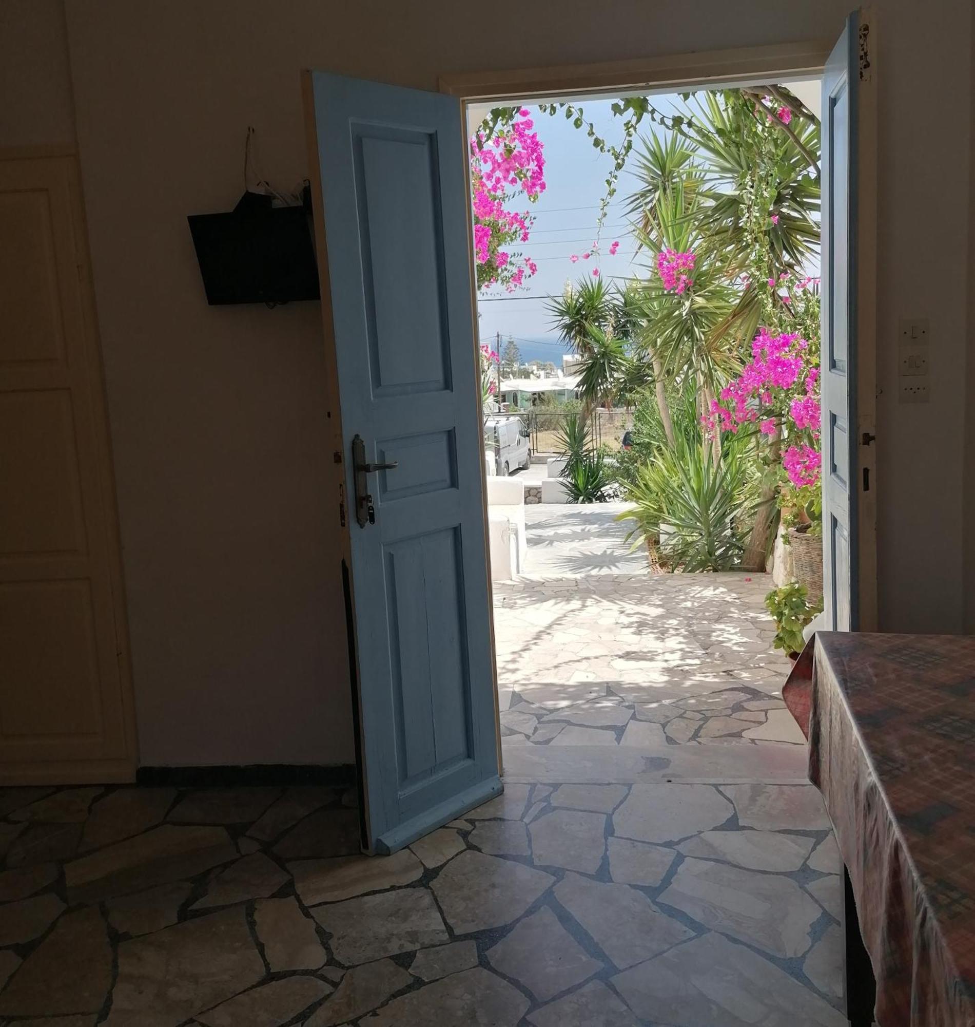 Vocamvilia Apartments Kamári Екстериор снимка